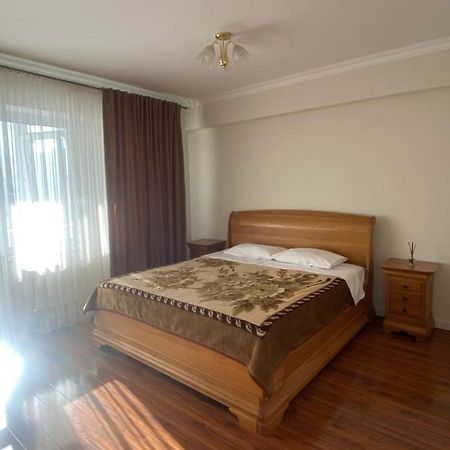 Appartement Avec 2 Chambres En Centre Ville คีชีเนา ภายนอก รูปภาพ