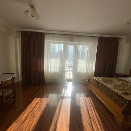 Appartement Avec 2 Chambres En Centre Ville คีชีเนา ภายนอก รูปภาพ