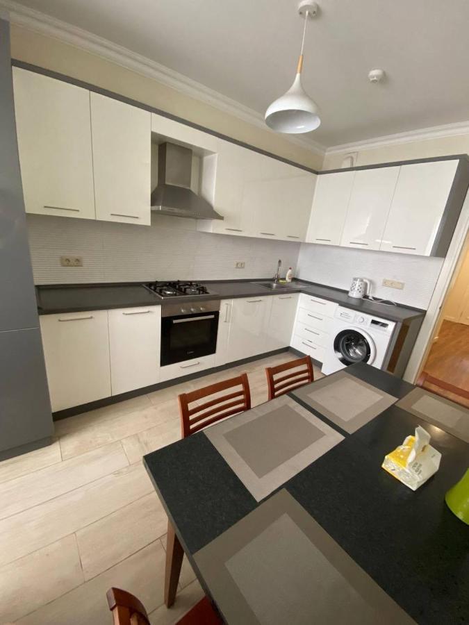 Appartement Avec 2 Chambres En Centre Ville คีชีเนา ภายนอก รูปภาพ